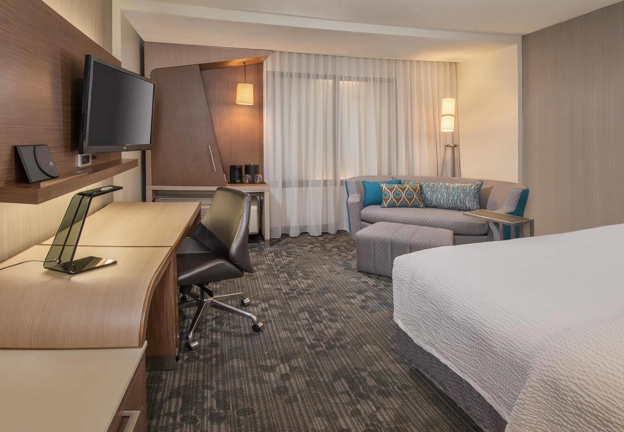 Courtyard By Marriott Fayetteville Fort Liberty - ספרינג לייק מראה חיצוני תמונה